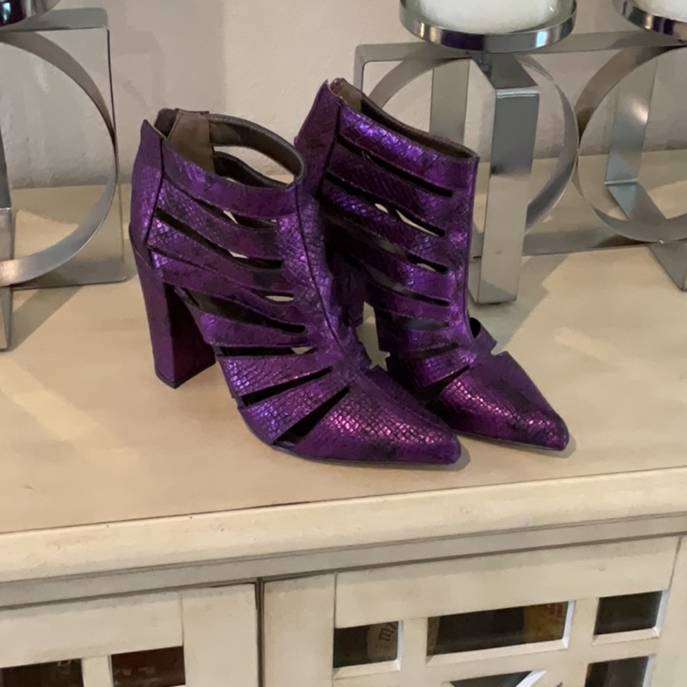 Michael Antonio purple/black back zip cutout booties, size 9